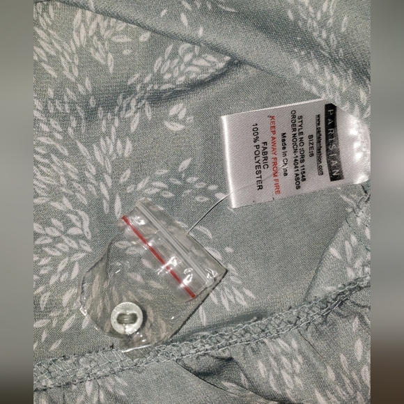 Parisian| Floral Plunging Neckline Midi Dress with Bell Sleeves - Picture 6 of 7